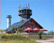 Die Neue Gehlberger Hütte - Gaststätte auf dem Schneekopf, dahinter der Fernmeldeturm und der Kletterturm