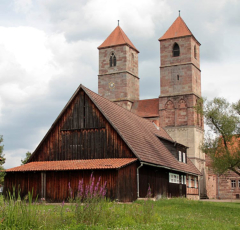 Neubauergehöft und Klosterkirche