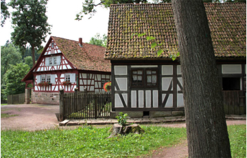 Haus eines Pferdehändlers, rechts das Haus eines Einzelbauern.